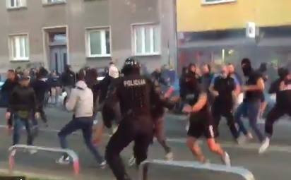 Άγριες συμπλοκές στο Μάριμπορ – Σπαρτακ Μόσχας – Φωτοβολίδα παραλίγο να πετύχει τον διαιτητή (βίντεο)